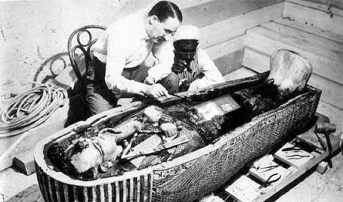 Howard Carter-1922; sponsorizat de lordul englez Carnarvon,a fost cel care a descoperit si deschis mormintul faraonului Tutankhamon,descoperit in Valea Regilor(Egipt)
