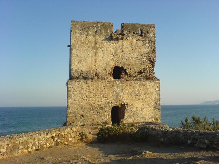 DSC00345; castel parasit la malul marii
