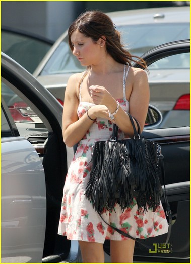 ashley-tisdale-lisa-lunch-01