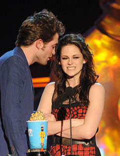 Robert and Kristen win Best Kiss