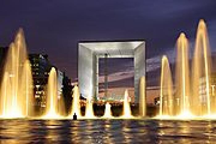 180px-Grande_Arche_de_La_D%C3%A9fense_et_fontaine