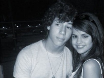 Nick_Jonas_selena_gomez_black_and_white_400x300_080708