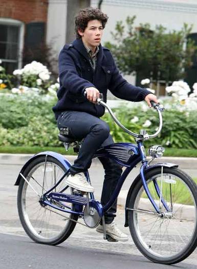 nick_jonas_bike