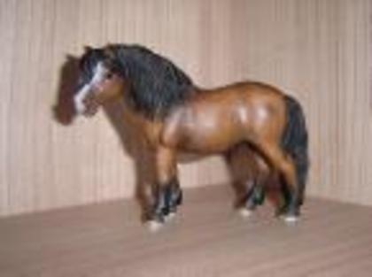 ponei din schleich; Este un ponei de rasa Dartmoor.
