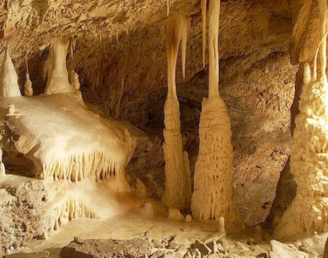 Pestera_Ursilor_-_formatiuni_stalactite_si_stalagmite