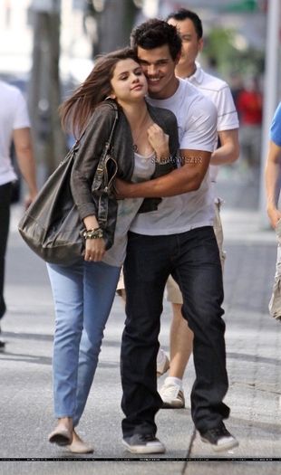 selena-gomez-taylor-lautner-pda-session-photos - 0-Selena Gomez-0