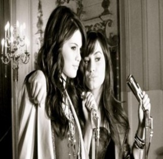 selena-gomez-demi-lovato-260x254-custom - 0-Selena Gomez-0