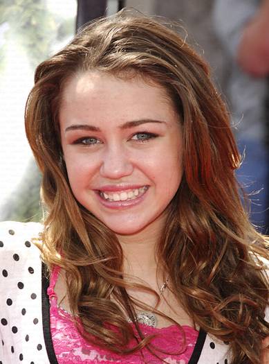 miley-cyrus_dot_com-overthehedgepremiere-la2006apr30-108 - Miley Cyrus- Hannah Montana