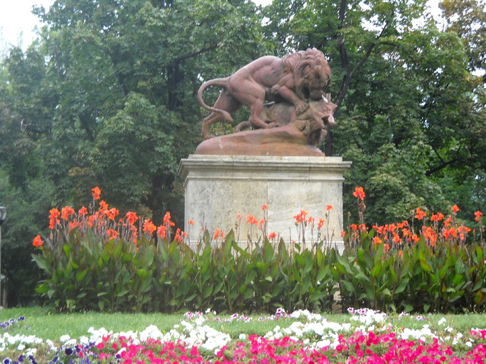 Picture 030 in 1890 au fost aduse 3 statui:leu si porc salbatic; 3.89mb jpeg 8/30/2009 7:24pm
