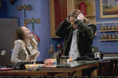 normal_2x05IAMHannahHearMeCroak03 - hannah montana sezonul 2