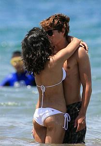 med_vanessa-anne-hudgens-bikini-6; zac si vanessa la mare
