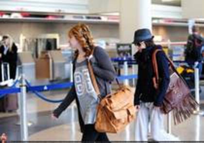 QDPHXBJEFAWYGUYNCOA - ASHLEY TISDALE IN AEROPORT