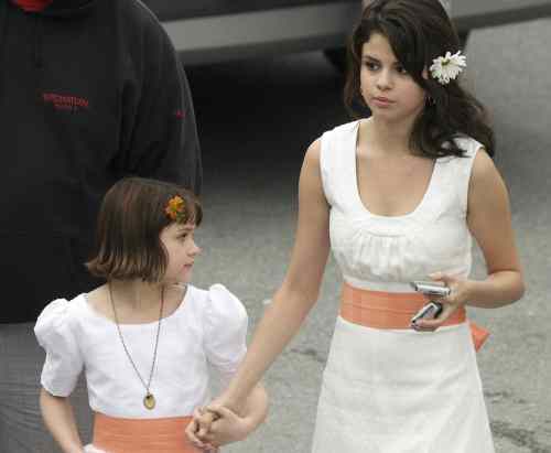 selena-gomez-beatrice-and-ramona2 - 0-Selena Gomez-0