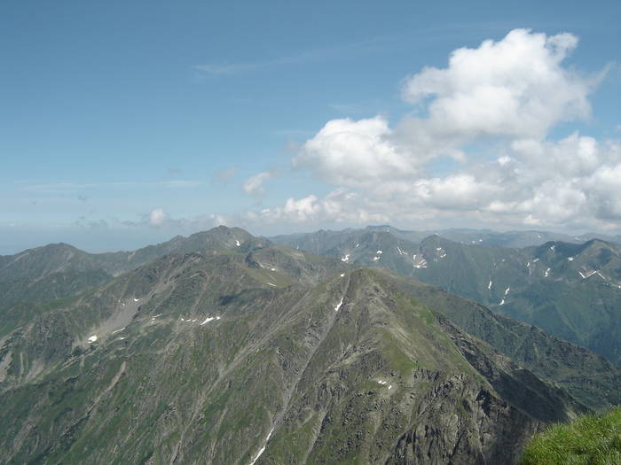 28.03 .2009 151; varfuri din fagaras ,cu moldoveanu in departare
