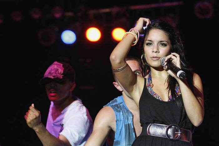 vanessaannehudgens_net-alabamaconcert-2008aug1-065