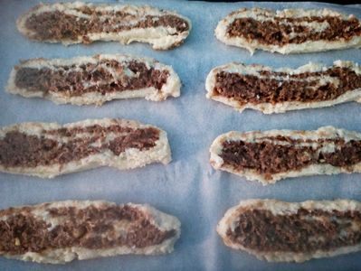 Biscuiți lungi cu vanilie, urdă, cocos + cacao, nucă, rom.; Ingrediente:1kg făină, 250g unt, sare, 1plic praf de copt, 350-400g zahăr, 1 lingură cacao, 100g cocos, 250g urdă, 200g nucă, rom, 1plic zahăr vanilat, 300-400ml iaurt.
