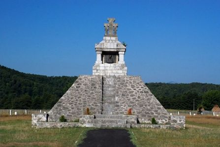 Monumentul lui Tudor Vladimirescu din câmpia soarelui de la Padeș