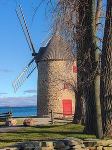 Le Moulin on lIle Perot proche de Montreal; Este situata in apropiere de Montreal, pe malul lacului Saint Lawrence la unirea cu Outaouais 

Elle est située près de Montréal, au bord du lac Saint-Laurent à la jonction avec riviere Outaouais.
