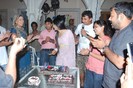 normal_Hina_Khan_Birthday_cutting_cake