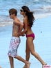 Justin-Bieber-and-Selena-Gomez-Hit-the-Beach-in-Hawaii-2-435x580