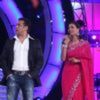 115643-shweta-tiwari-and-salman-khan-at-finale-of-bigg-boss-4