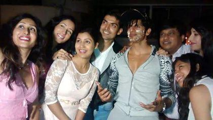 BwEVQugCMAAgl2P - 15-Karanvir Bohra si Surbhi Jyoti