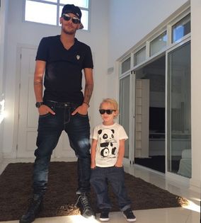 ɳҽყɱαɾ | CL gen un hotel :-? hm, sună bine *brusc îi apare un zâmbet pe faţă :))*; şii am o iubită cu o gândire genialăăă *o ia pe sus* :)).
