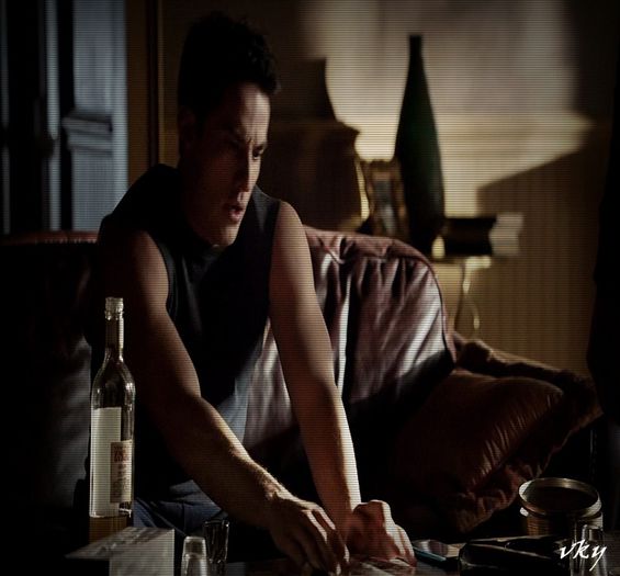 #► |da drumu tare la muzica;;sta pe canapea si bea|