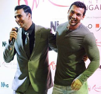 Akshay-Kumar-and-John-Abraham-arrive-at-the-world-premiere-of-the-film-Housefull-2-in-Singapore-