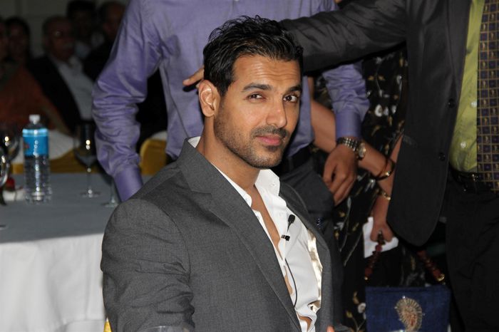 86dwl6xukmeni3mz.D.0.John-Abraham-at-Standard-Chartered-Mumbai-Marathon-2014-press-meet-in-Mumbai-9-