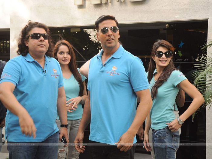 189442-housefull-2-cast-jacqueline-fernandez-shreyas-talpade-zarine-kh - Jacqueline Fernandez