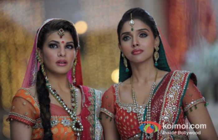 Jacqueline-Fernandez-Asin-Thottumkal-Housefull-2-Movie-Stills-560x361