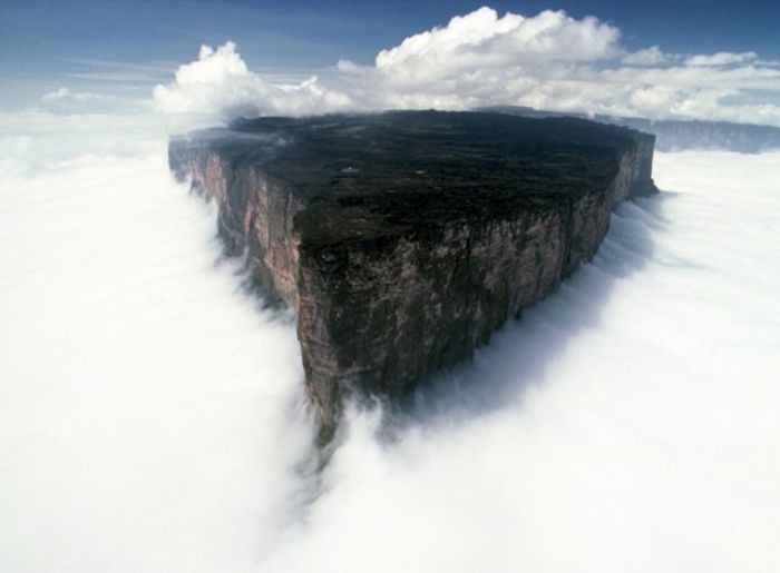 Muntele Roraima-Venezuela; cel mai inalt platou din america de sud,intre Venezuela,brazilia si guyana
