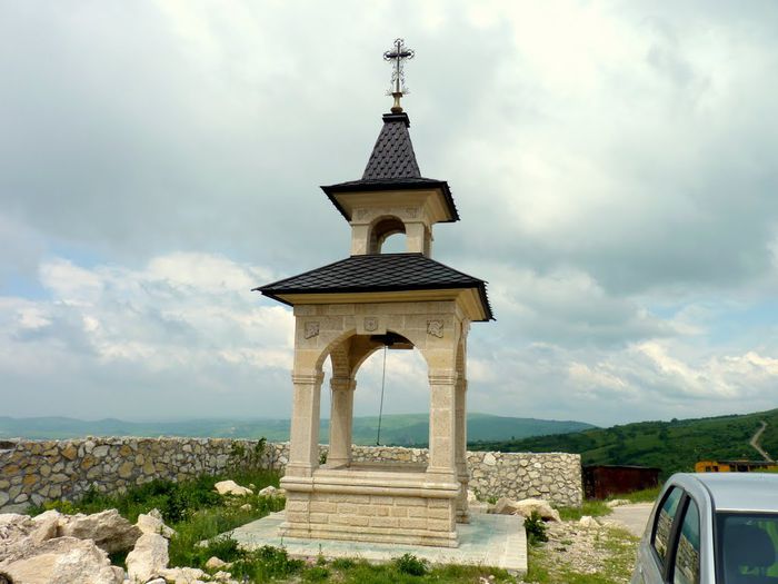 clopotnita bisericii dint ro piatra