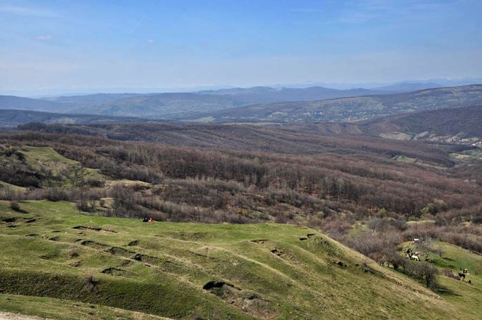 2012DanIstr10; Platoul unei vechi aşezări întărite, în situl arheologic Zănoaga-Năeni.  Pădurile pot fi întâlnite numai pe versanţii nordici.
