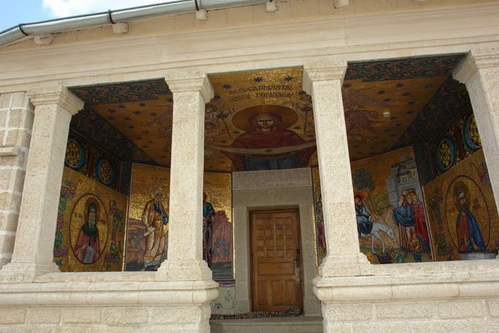 pridvorul bisericii dintr o piatra - atractii turistice la naieni