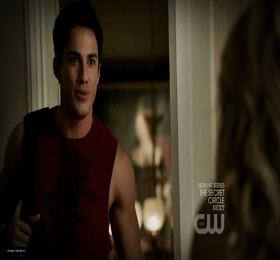 #► E fizicu meu in joc, trebuie sa am grija de el..;) Si thx`s again...[cl]; |o trage la el in brate;;ia o felie de banana din salata si io da ei so manance|
