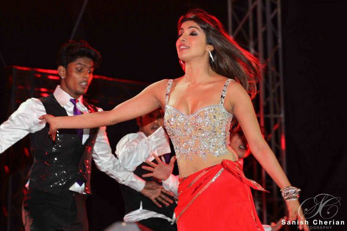 Priyanka-Chopra-Dubai-Ahlan-Bollywood-Concert-2012-6 - Priyanka Chopra