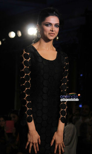 deepika-padukone-launch-of-van-heusen-spring-summer-2014_1397195989130