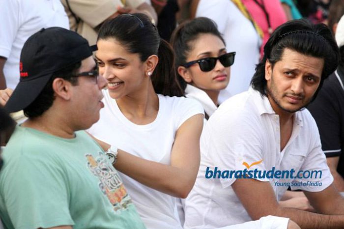 housefull-cricket-match_046