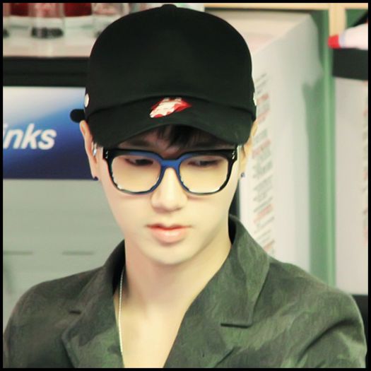 <Y>. |coboara la brat cu Hyuna|.. VAI CE DE LUME ! O_O