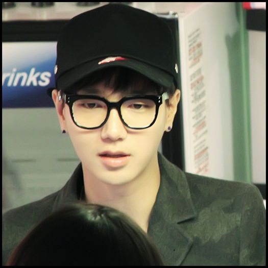 <Y>. Noi cam trebuie sa plecam. :-?. Bye  :*. | o ia de mana pe Hyuna, pleaca|
