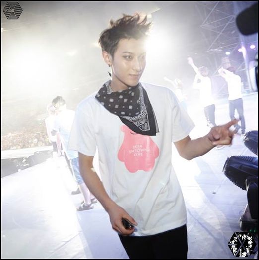 tao| Dă-i. :)) Pe aici. :3 #N. [se aşează lângă ea]