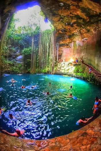 Cenote Sagrado -Mexic; Chichen-Itza-Yucatan
