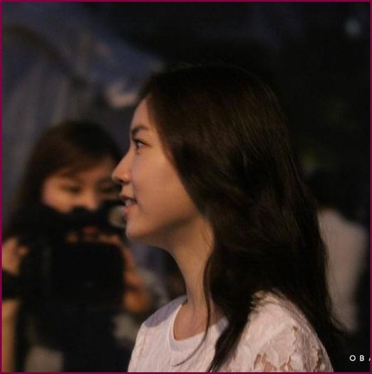 hwa} [îl trage astfel încât trupurile lor să fie lipite :">]