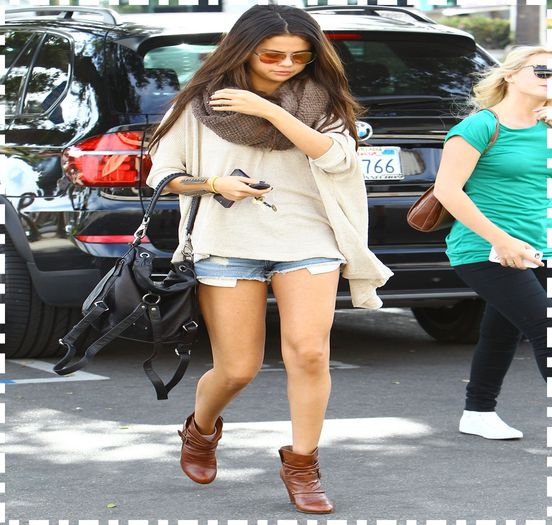  - xz - Going - out -to- lunch -with - her - friends -in- Los -Angeles - CA x x x