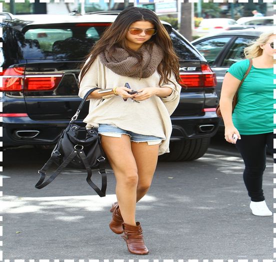  - xz - Going - out -to- lunch -with - her - friends -in- Los -Angeles - CA x x x