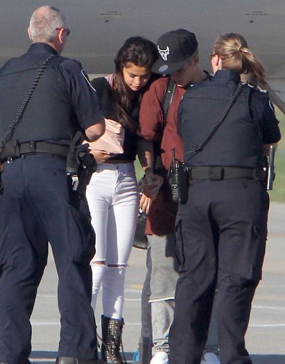 justin-bieber-selena-gomez-hold-hands-upon-arrival-in-canada-05 - Justin Bieber and Selena Gomez