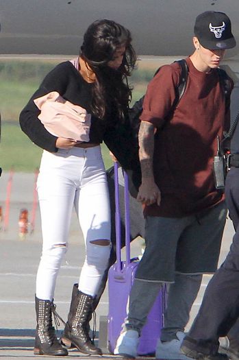 justin-bieber-selena-gomez-hold-hands-upon-arrival-in-canada-01 - Justin Bieber and Selena Gomez