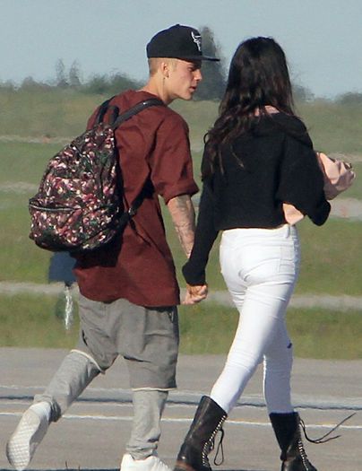 justin-bieber-selena-gomez-hold-hands-upon-arrival-in-canada-03 - Justin Bieber and Selena Gomez